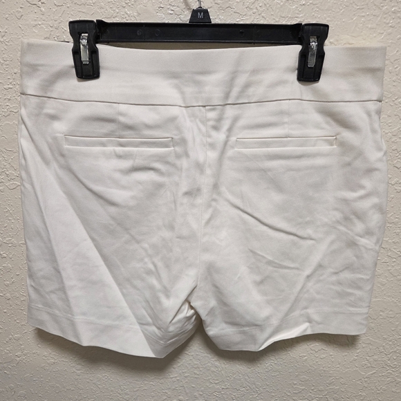White Shorts With Pockets - Picture 2 of 4